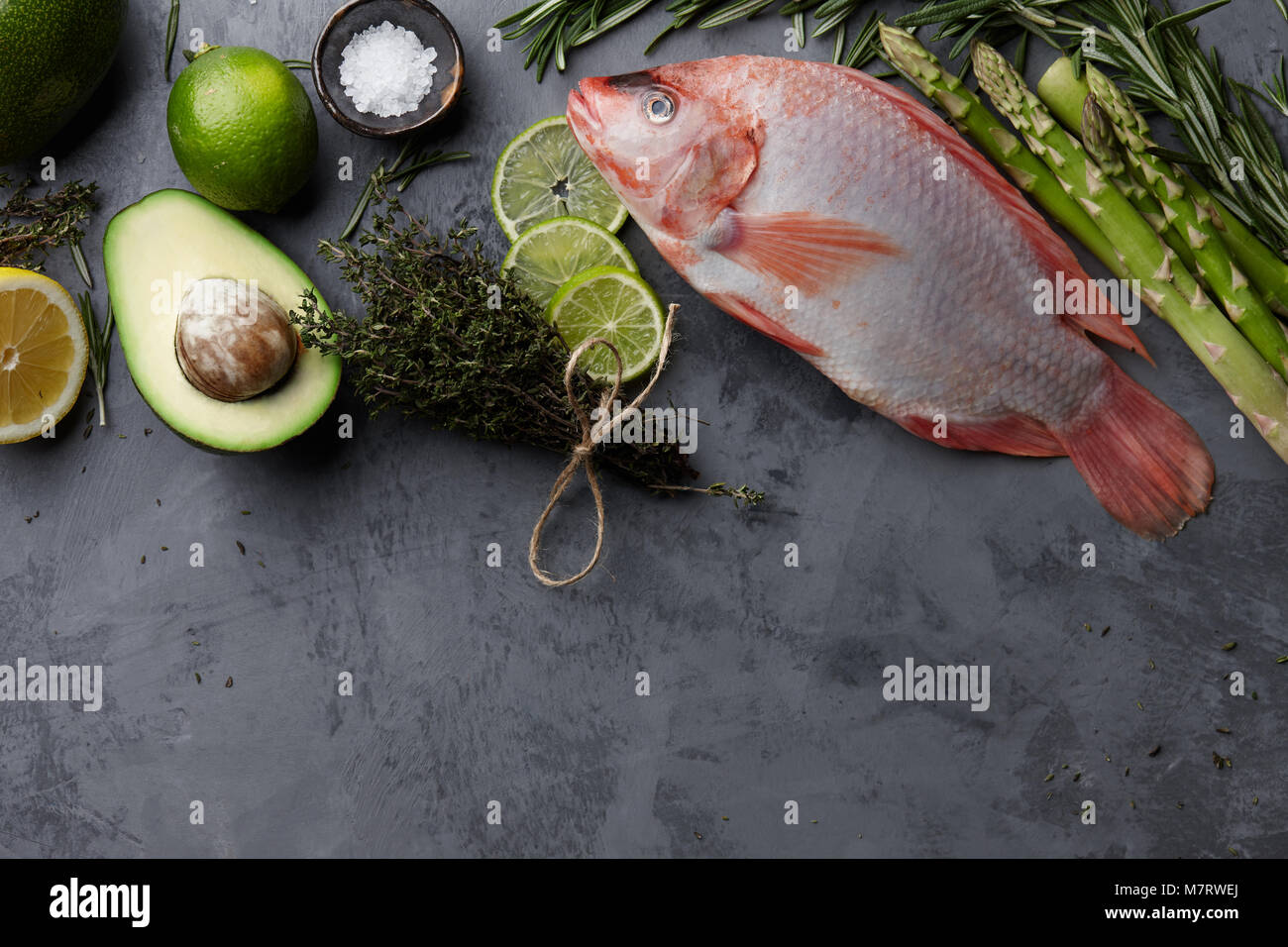 Rohe rote Tilapia-fisch kochen Stockfoto