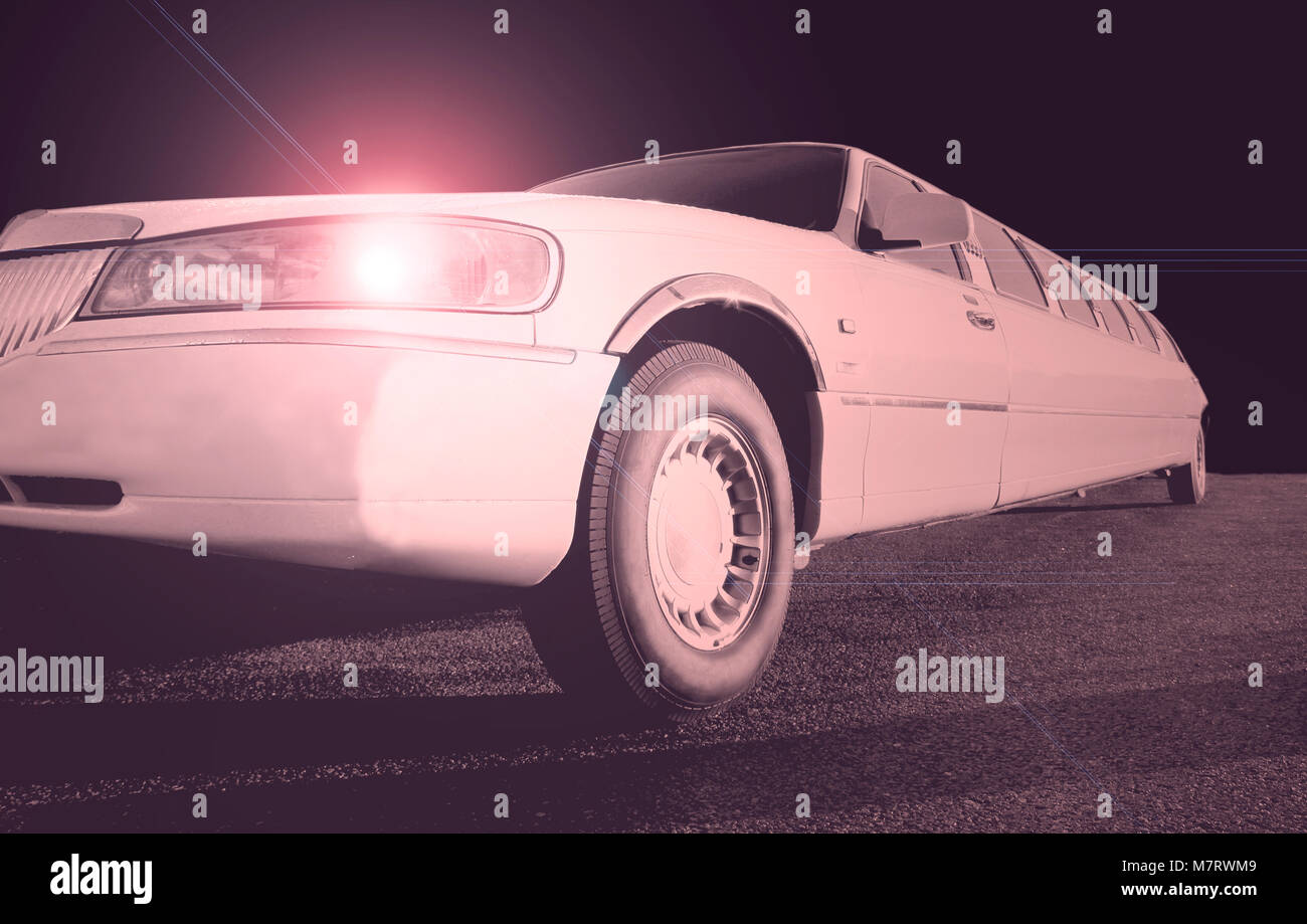 Rosa Stretch Limousine in Schwarz und Weiß. Stockfoto