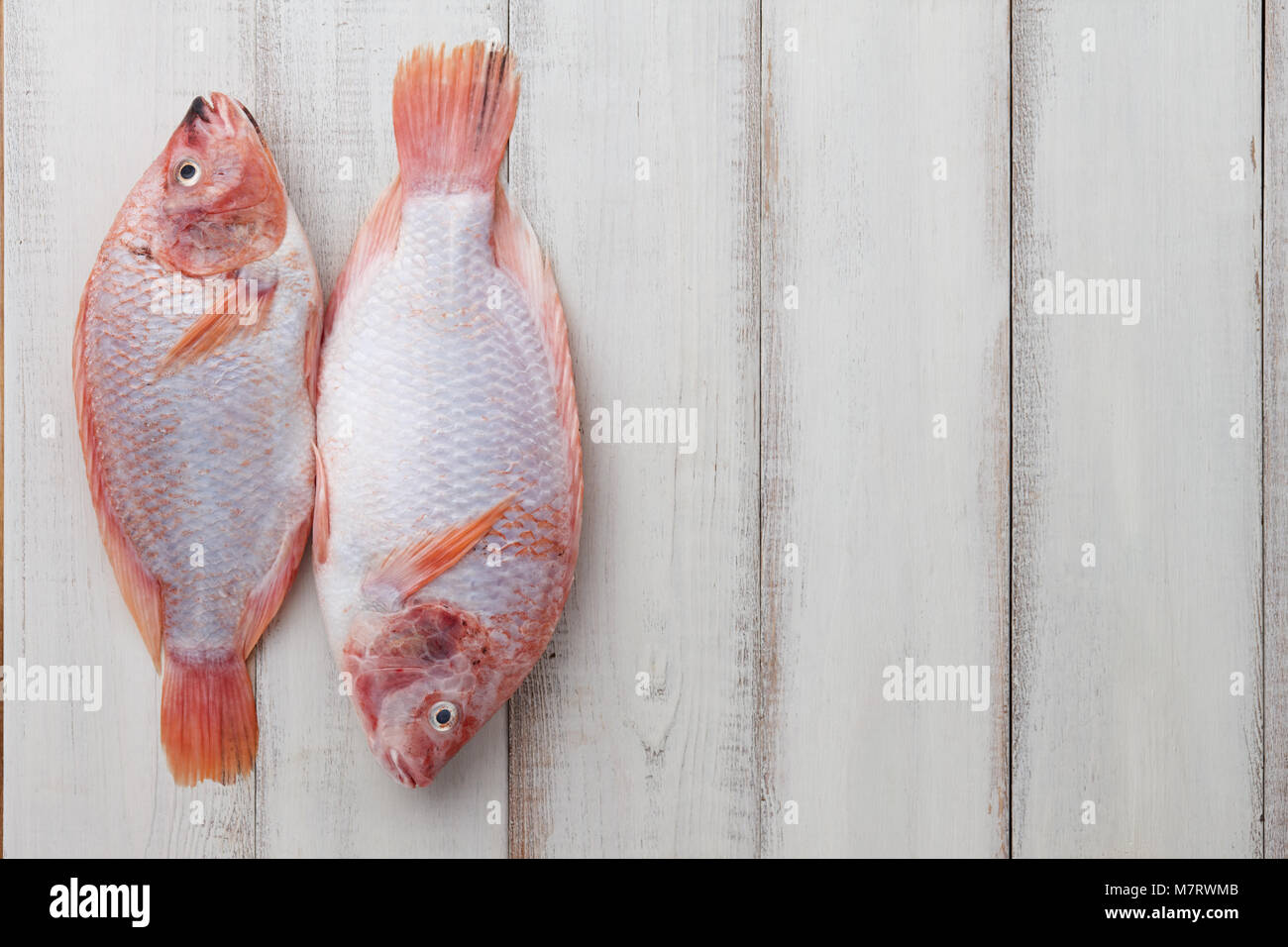 Geschälte rote Tilapia auf weißen Brettern Stockfoto