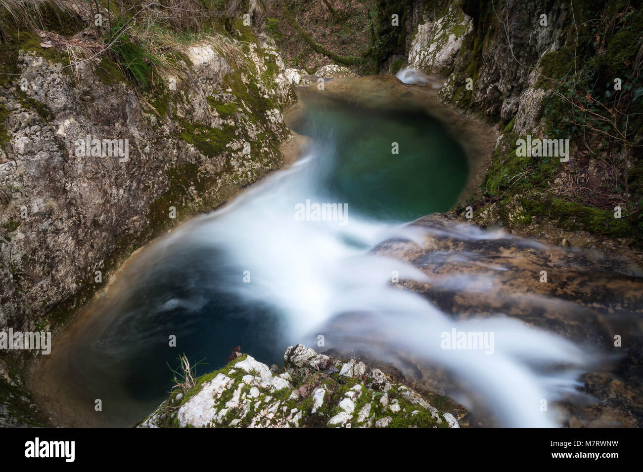 Pozza del Diavolo Wasserfall, in der Gemeinde Monte San Giovanni in Sabina, Italien. Wasserfall, langen Belichtungszeit. Stockfoto