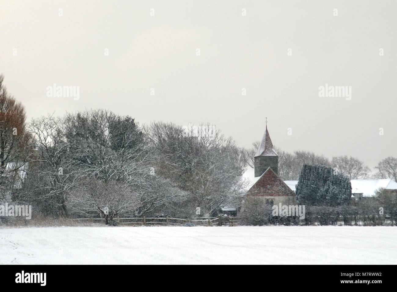 Kleine Pfarrei Kirche im Winter, Chalvington, East Sussex, Großbritannien Stockfoto