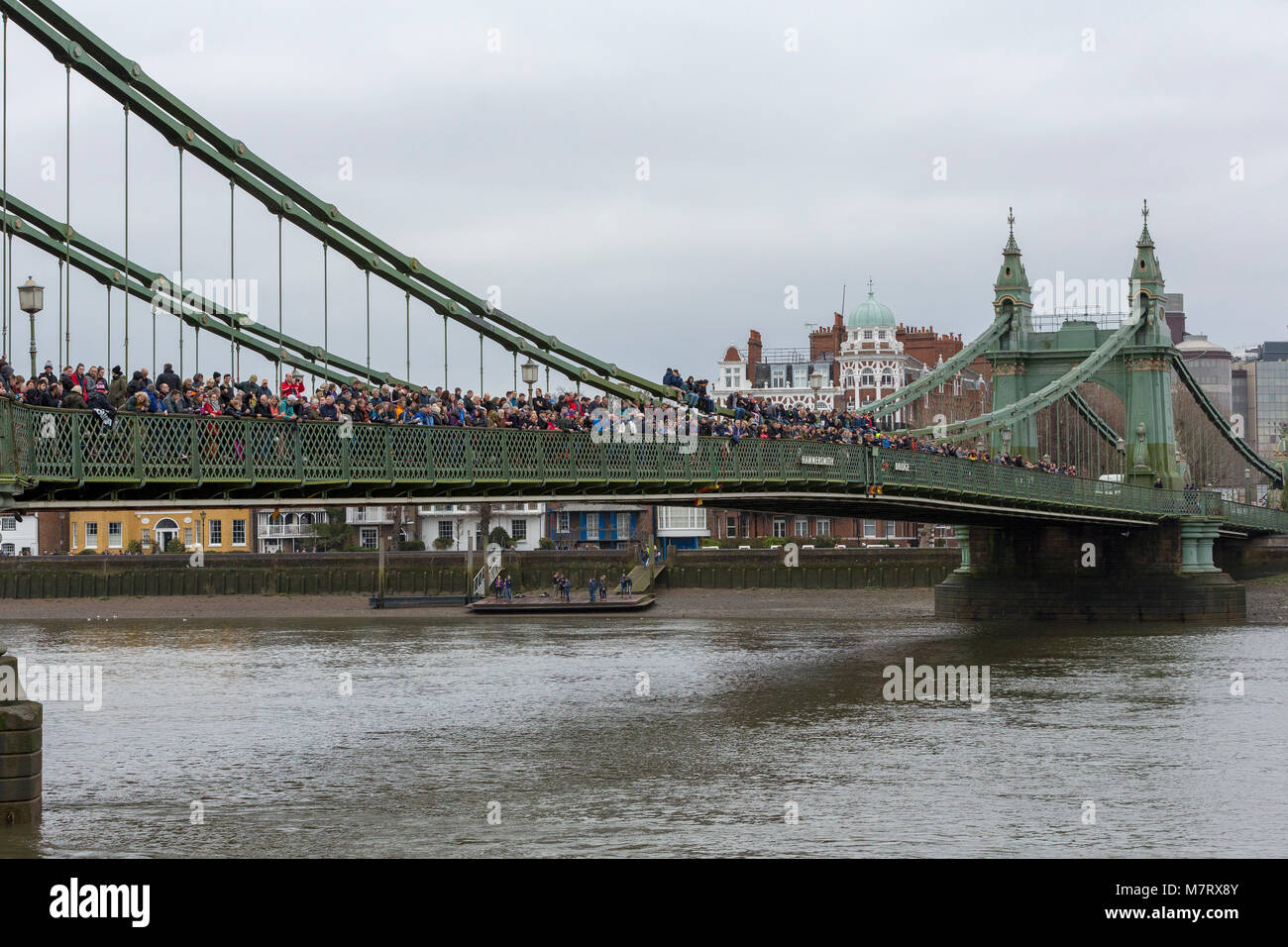 LONDON, 10. MÄRZ 2018: die Zuschauer auf die Hammersmith Bridge warten die Frauen Kopf des Flusses Rennen WEHORR 2018 auf der Themse, London, England, UK zu sehen Stockfoto