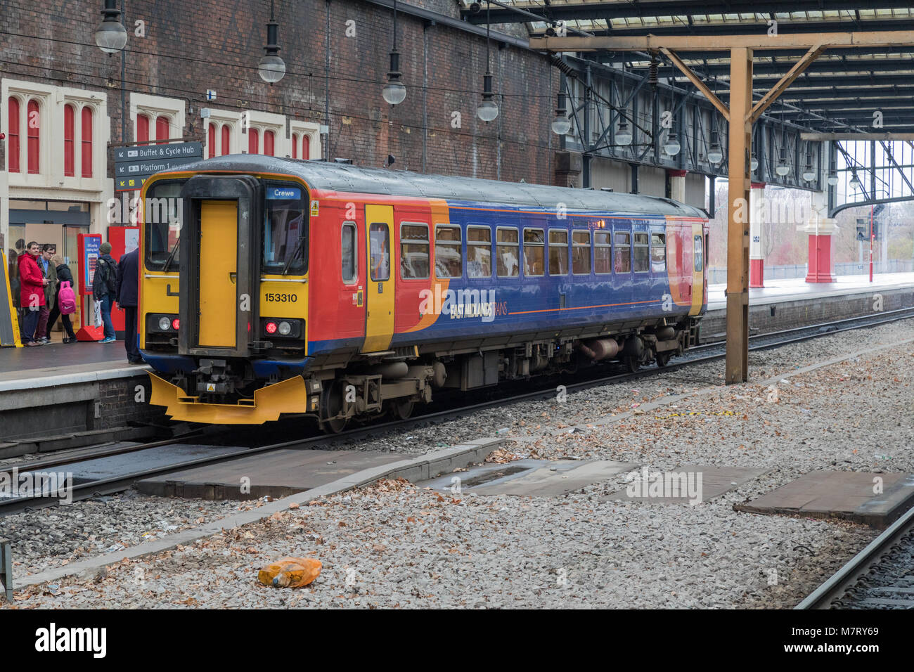 Die East Midlands Trains Klasse 153 Diesel Zug in Stoke On Trent Station mit dem Service zu Crewe Stockfoto