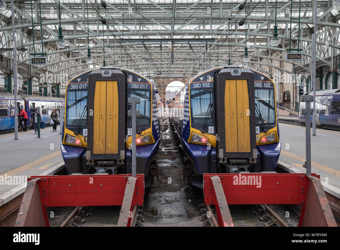 2 Siemens Klasse 380 Elektrische Züge Seite an Seite an Plattformen 12 und 13 der Glasgow Central Bahnhof Stockfoto