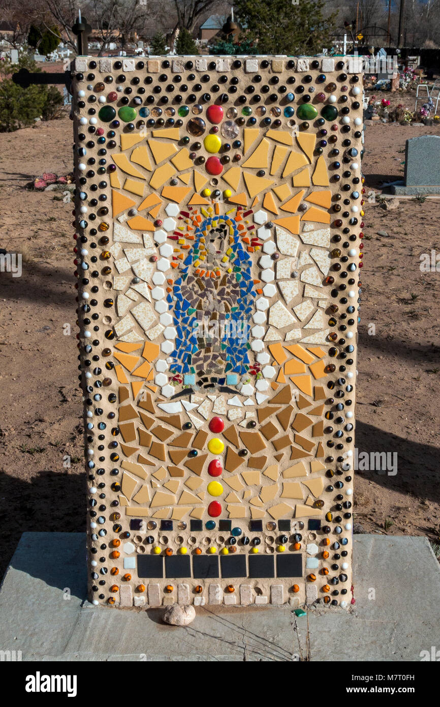 Mosaik Grabstein in San Ysidro Friedhof, Corrales, New Mexico Stockfoto