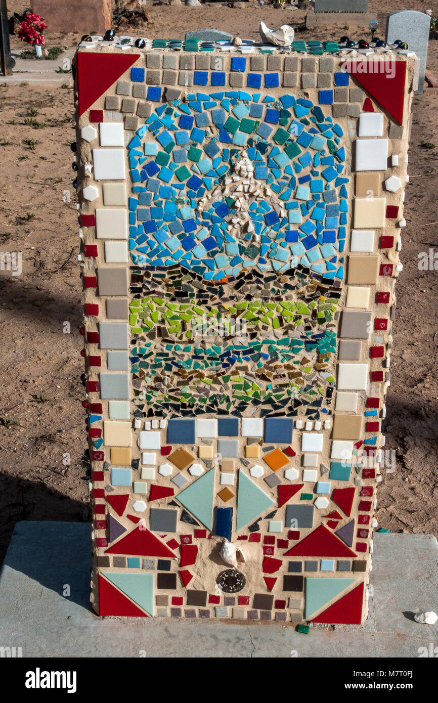 Mosaik Grabstein in San Ysidro Friedhof, Corrales, New Mexico Stockfoto