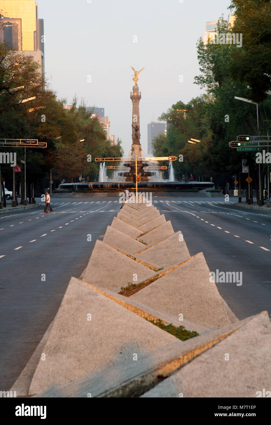 Paseo de la Reforma in Mexiko Stadt. Diana die Jägerin und Engel der Unabhängigkeit Denkmäler im Hintergrund Stockfoto