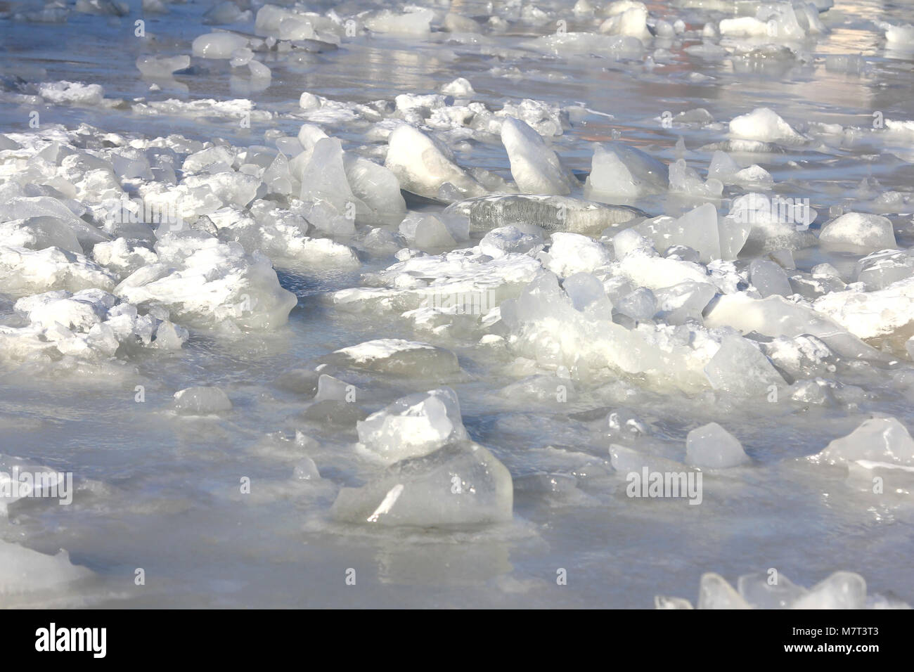 Eisbrocken auf der Oberfläche des gefrorenen Meer in Helsinki, Finnland. Stockfoto