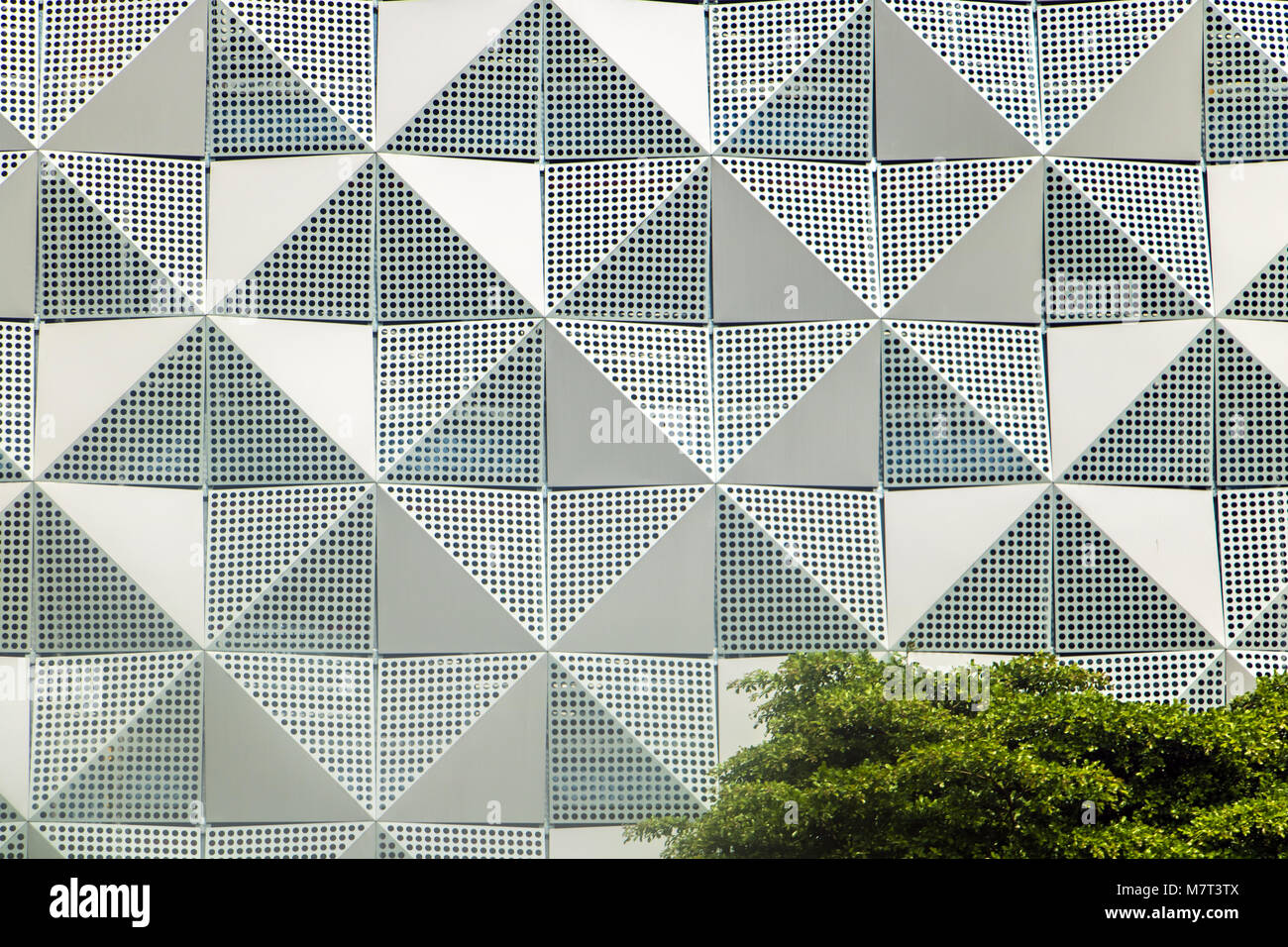 Eine moderne Fassade auf einem Gebäude in den Straßen von Saigon. Stockfoto