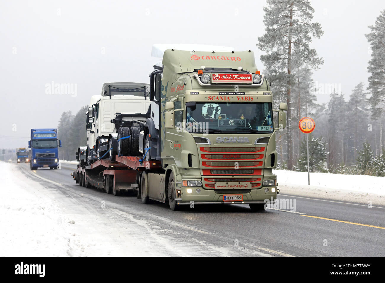 RAASEPORI, FINNLAND - Februar 9, 2018: Scania Lkw Fahrzeug Träger von Oy ScanCargo Ltd Transporte neue Lkw entlang der winterlichen Highway in der Nähe der Hafen Hanko Stockfoto