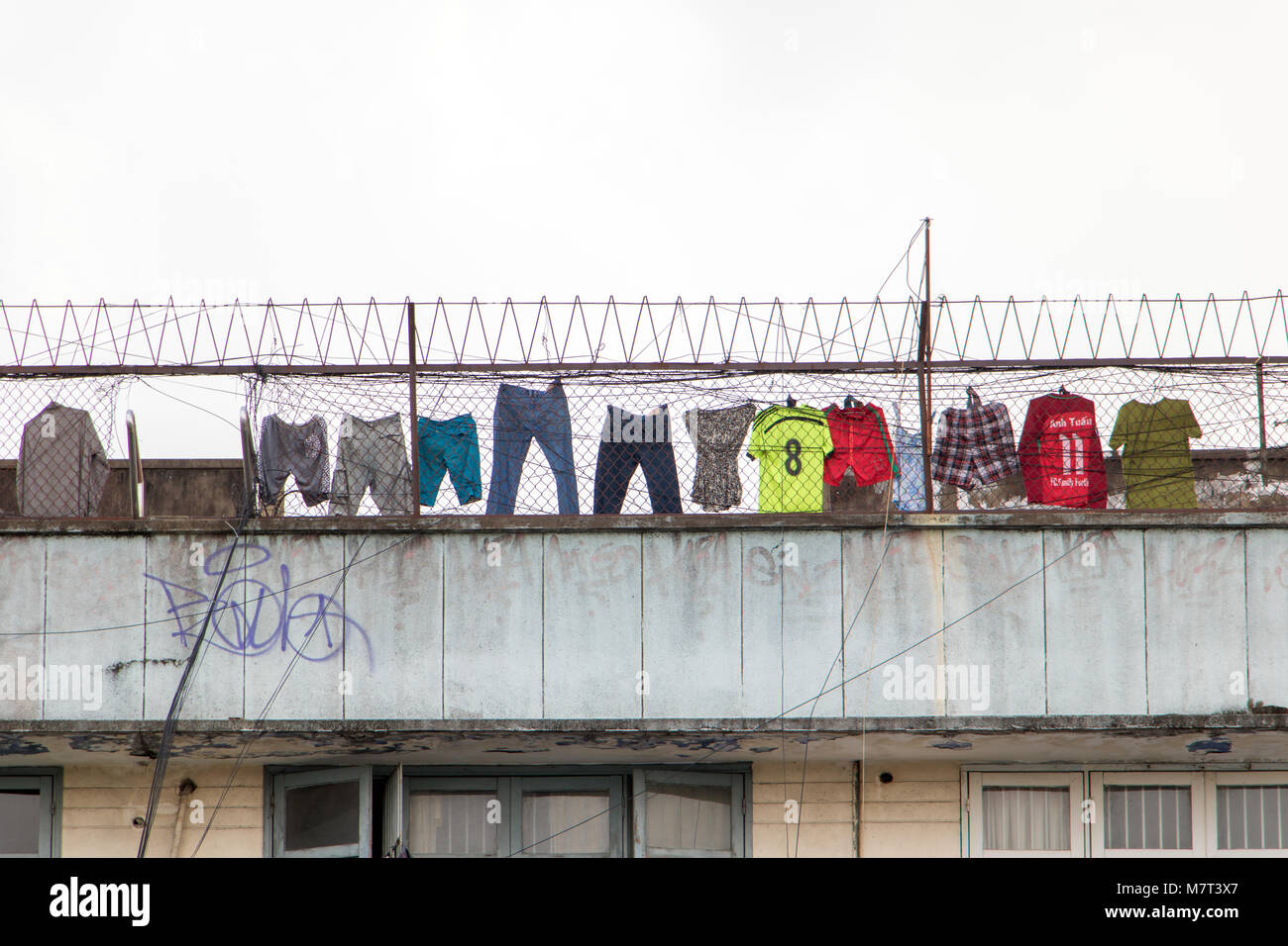 SAIGON, VIETNAM, Dec 13 2017, die Wäsche ist auf dem Dach hinter Stacheldraht getrocknet. Stockfoto