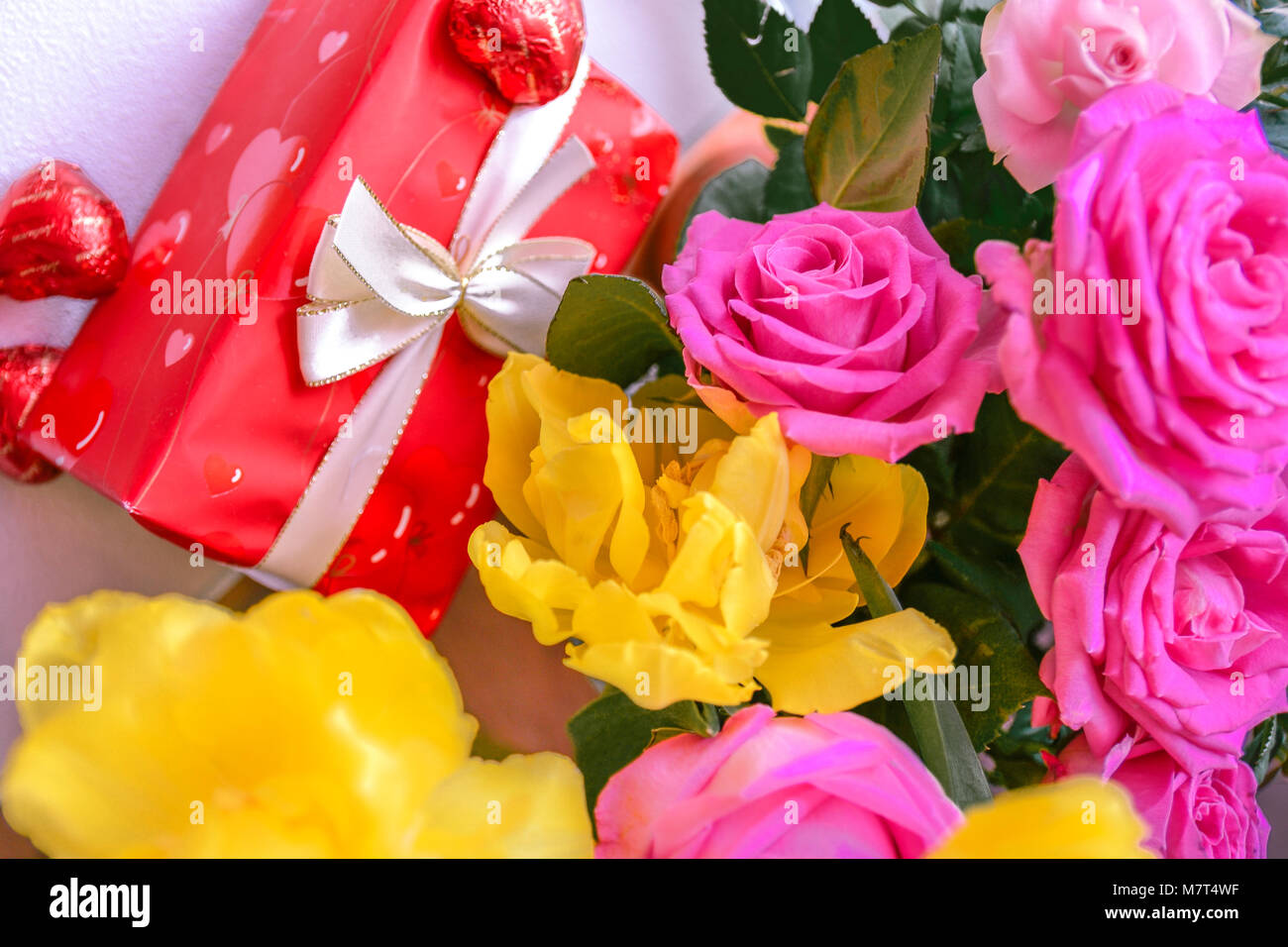 Leben Ereignis, Rot präsentieren und Geburtstag Blumen Stockfoto