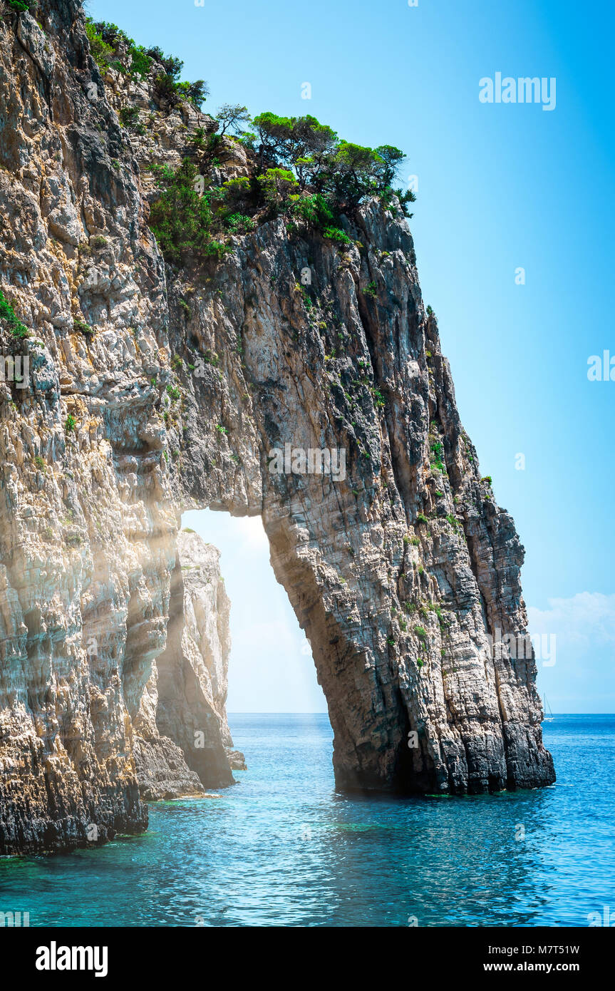 Sun durch die Blauen Grotten auf Zakynthos Insel, Griechenland Stockfoto