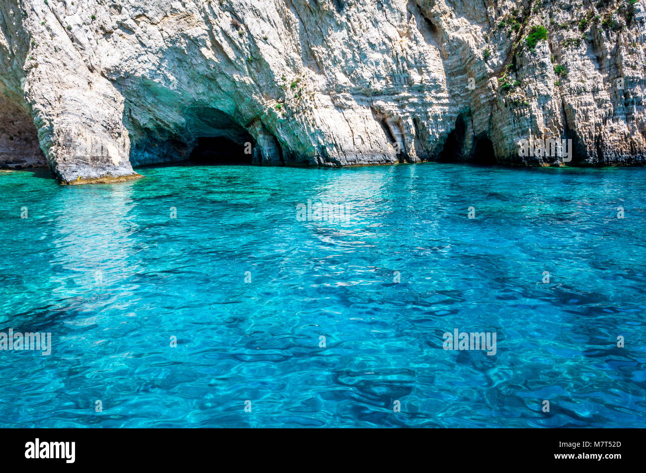 Blue Caves auf Zakynthos Insel, Griechenland. Meer, Höhle und Gebirge in Griechenland Stockfoto