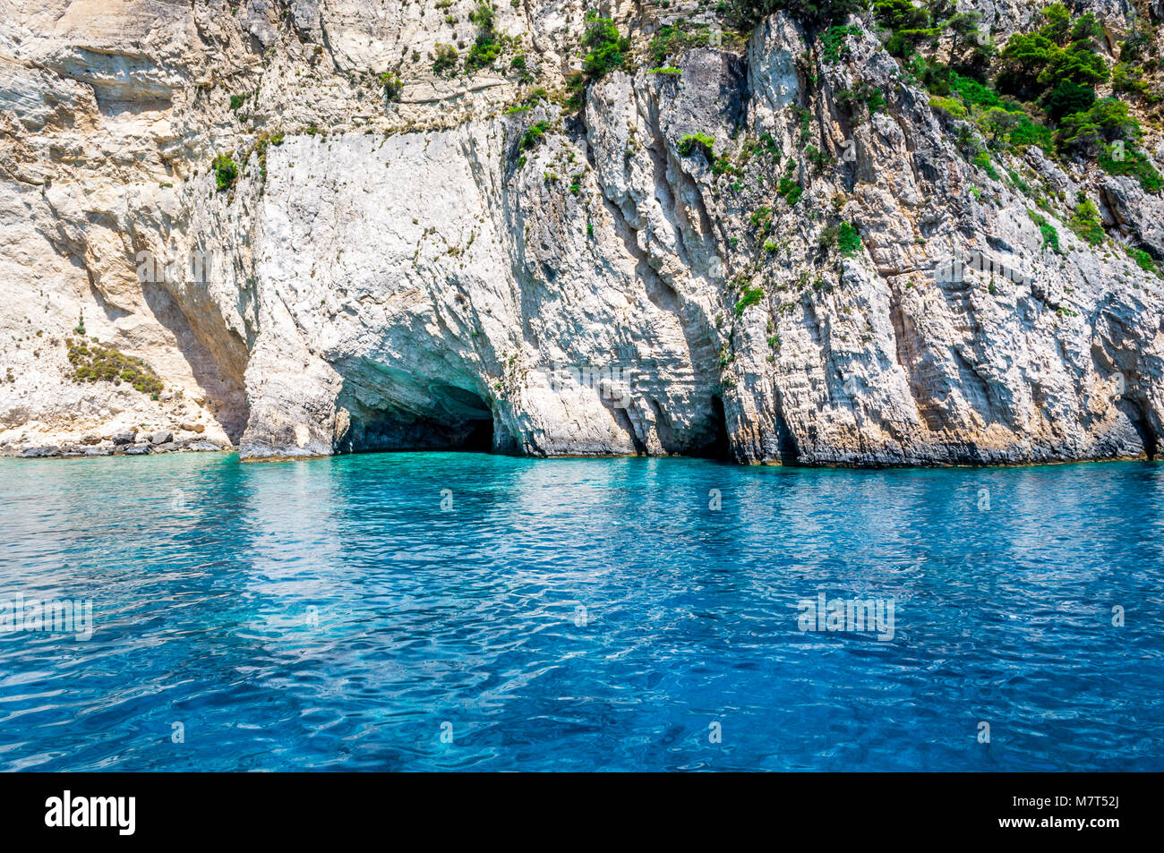 Blue Caves auf Zakynthos Insel, Griechenland. Meer, Höhle und Gebirge in Griechenland Stockfoto