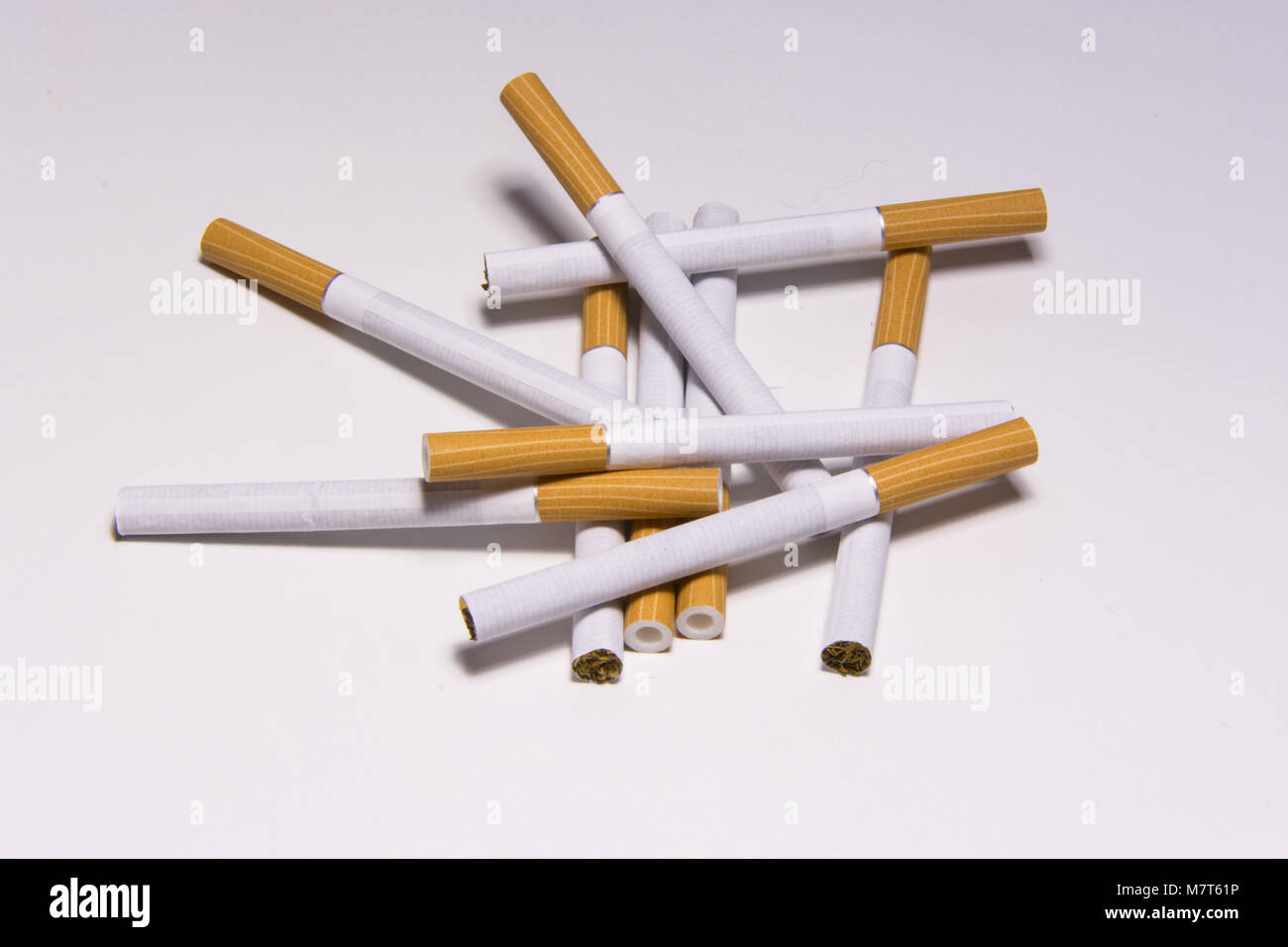 Zigarette auf weißem Hintergrund, ungesunde Lebensweise, giftig Nikotin Stockfoto