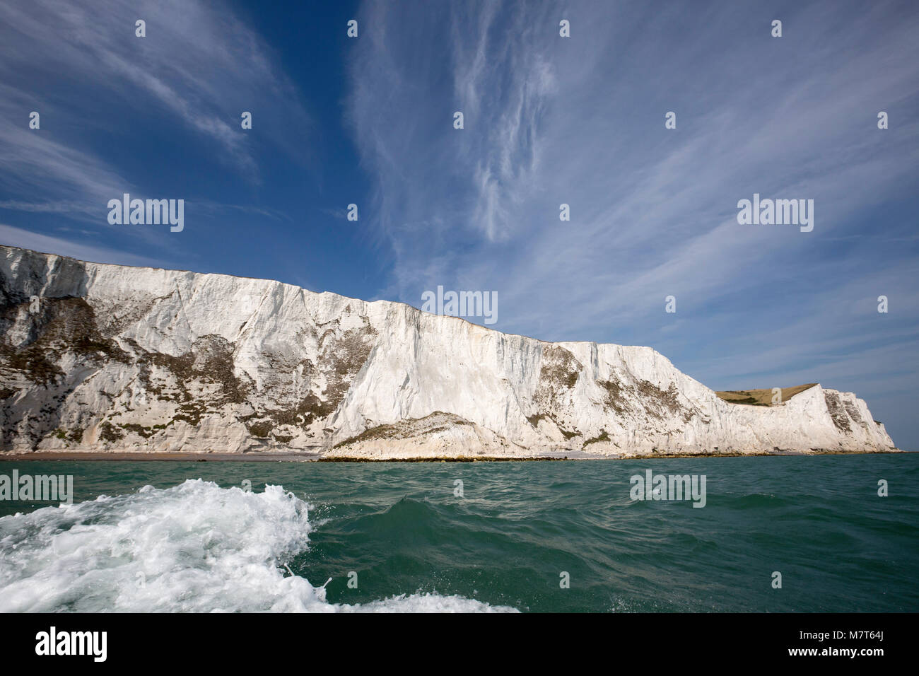 Die weißen Klippen von Dover, von einer schnellen, beweglichen Rippe auf den Ärmelkanal. Stockfoto