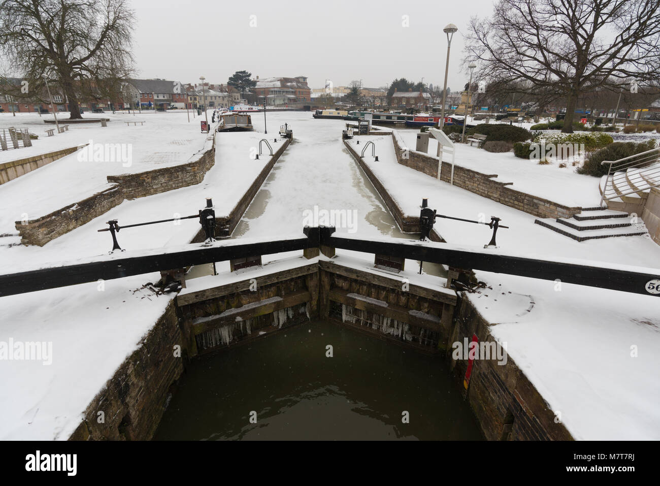 Gefrorene Kanal Schleusentore in Großbritannien mit Holzbalken und Schnee, Stockfoto