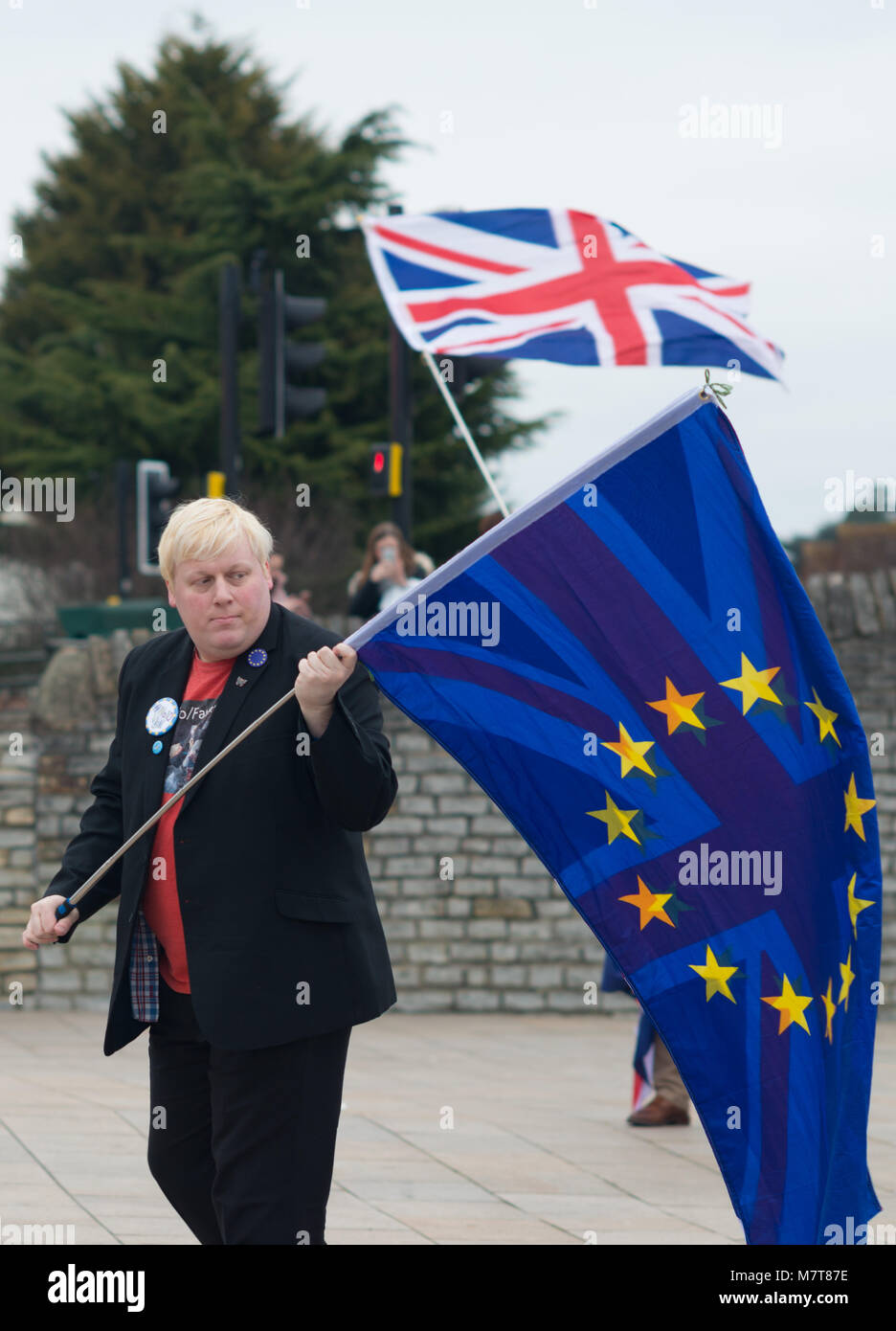 Lustige Boris Johnson Doppelgänger Tänze und Wellen EUFlagge und