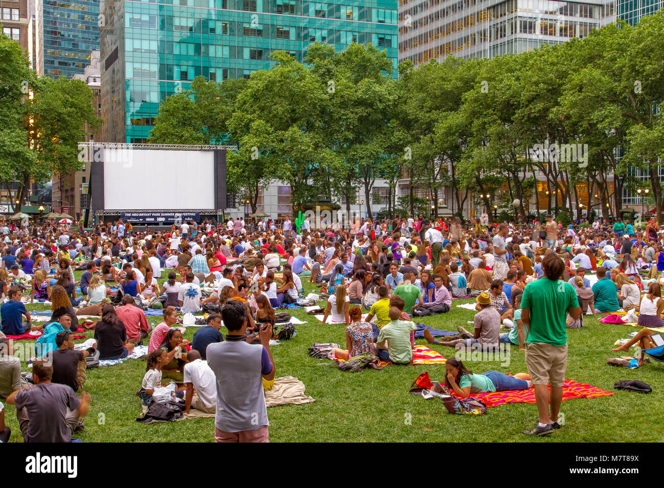 Auf dem Rasen des Bryant Park, Manhattan, versammelten sich Menschenmassen zum Bryant Park Film Festival im Freien, einer Filmvorführung im Freien in New York City Stockfoto