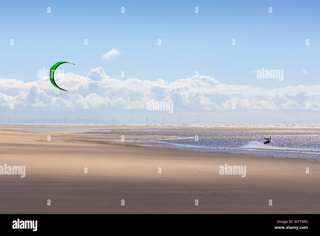 Kitesurfen an der Küste in der Nähe von Southport, Großbritannien Stockfoto