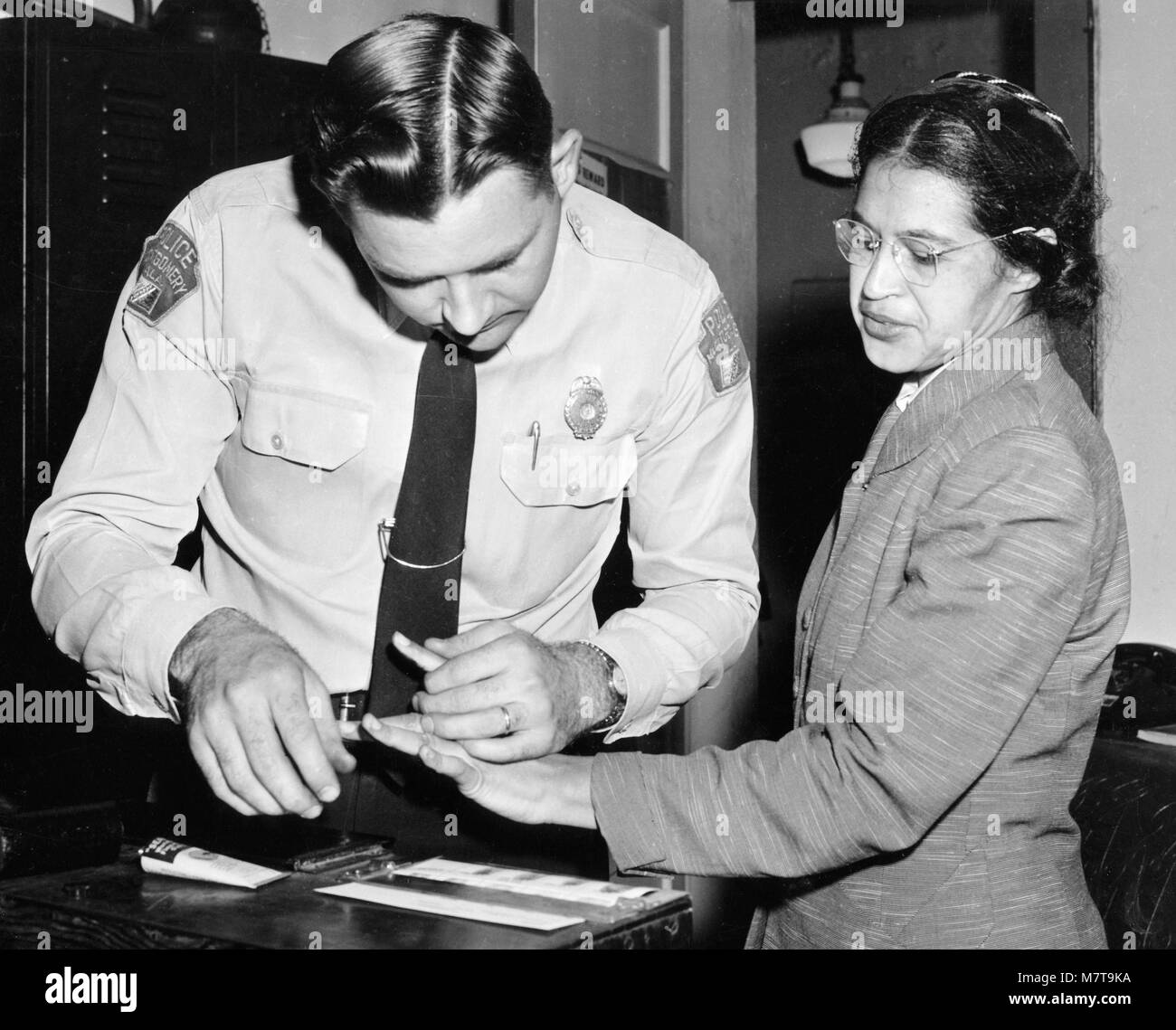 Rosa Parks (1913-2005). Rosa Louise McCauley Parks werden nach ihrer Verhaftung für den Boykott der öffentlichen Verkehrsmittel in Montgomery, Alabama, im Februar 1956 die Fingerabdrücke abgenommen. Stockfoto