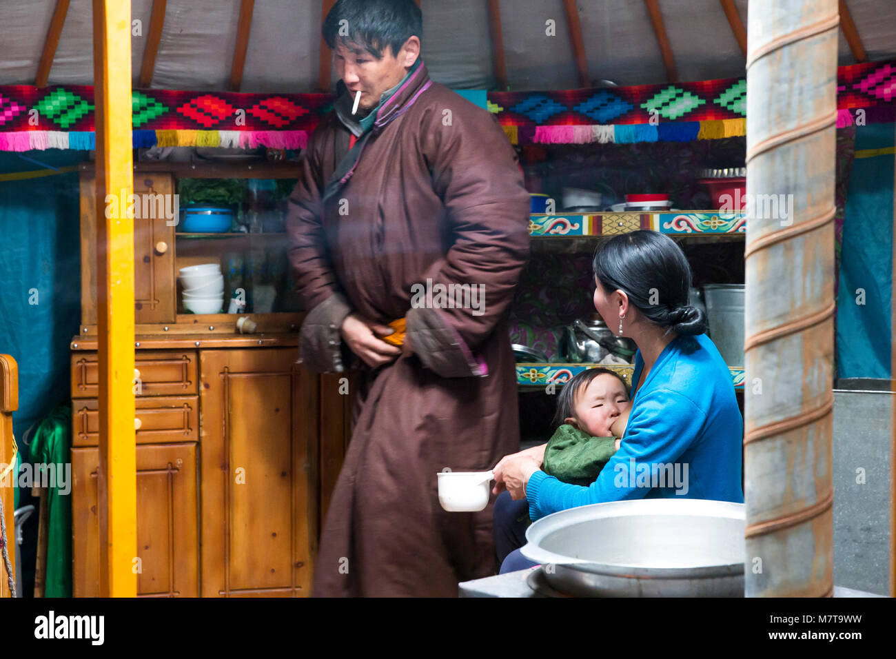 Hatgal, Mongolei, 3. März 2018: mongolische Familie in Ihrem Hause ger, Mutter ihr Baby stillen Stockfoto