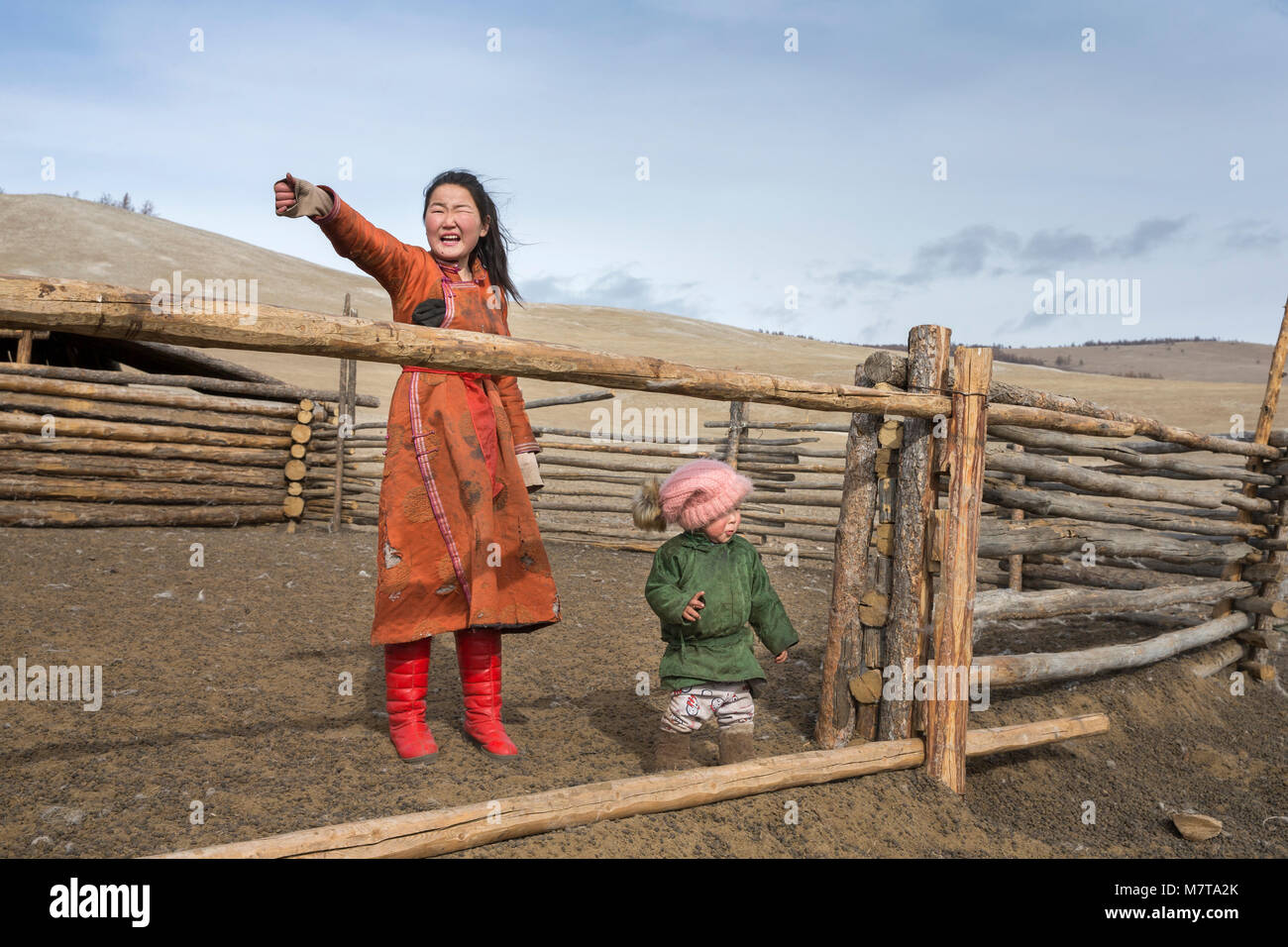 Hatgal, Mongolei, 3. März 2018: mongolische Kinder in der Steppe von Norden der Mongolei Stockfoto