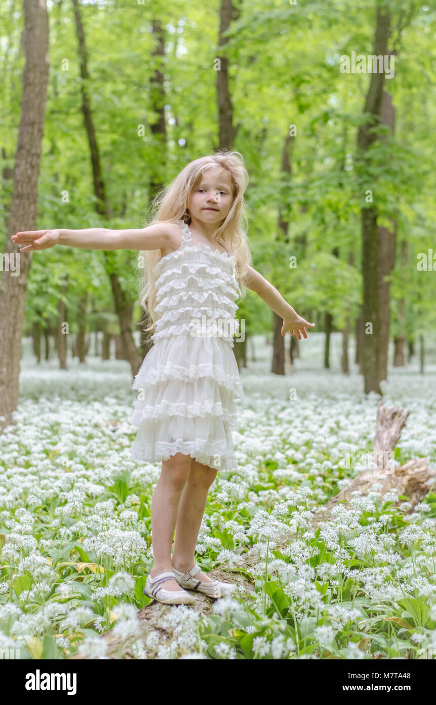 Tanzen Im Wald Fotos Und Bildmaterial In Hoher Aufl sung Alamy tanzen-im-wald-fotos-und-bildmaterial-in-hoher-aufl-sung-alamy