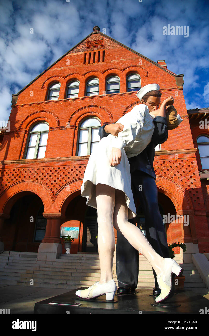 Bedingungslose Kapitulation ist eine Reihe von Skulpturen von Seward Johnson erinnert an ein Foto von Alfred Eisenstaedt Stockfoto