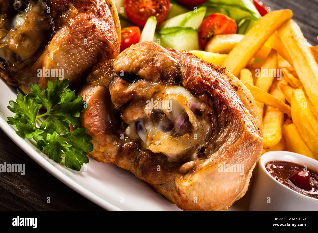 Türkei Beine vom Grill mit Pommes und Gemüse Stockfoto
