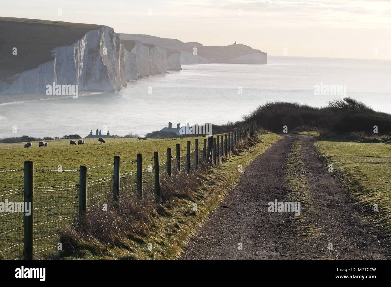 Anzeigen von Sieben Schwestern aus dem Weg zu Küstenwache Cottages Stockfoto