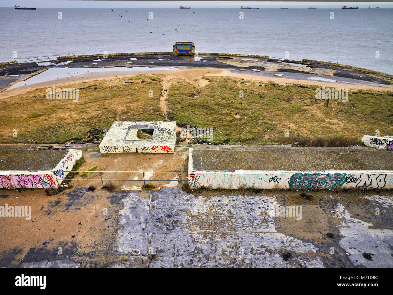 Die stillgelegte Lido in Margate angezeigt, Müll und Abfälle aus Kunststoffen mit Schiffen am Horizont Stockfoto