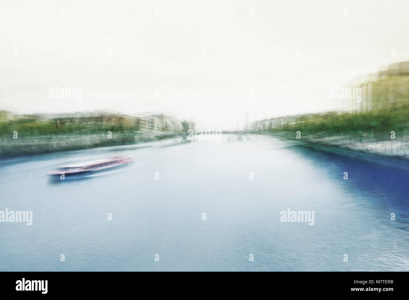 Montage von mehreren Aufnahmen des Flusses Liffey mit Boot im Stadtzentrum von Dublin. ICM (In der Kamera Bewegung). Stockfoto