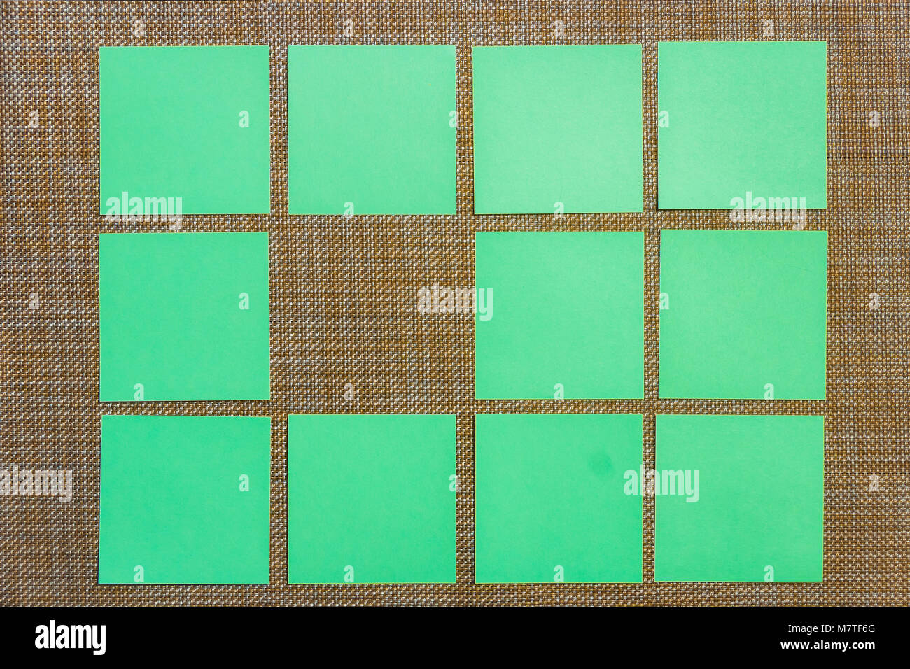 Stationäre, Leer Grün Aufkleber auf Braun. Flach. Ansicht von oben. Zeit-management, Planung. Stockfoto