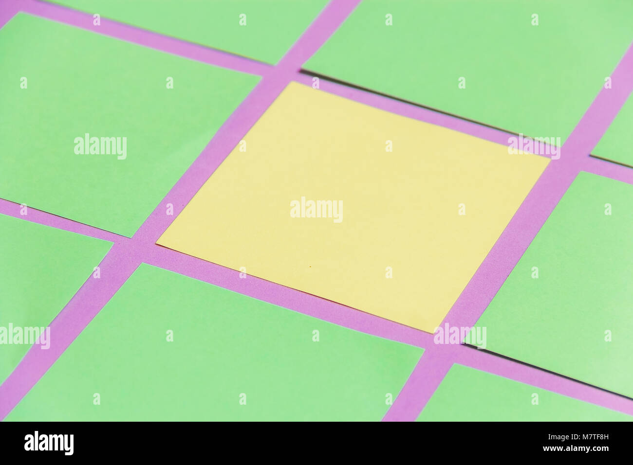 Stationäre, Leer Grün Orange Aufkleber auf Lila. Zeit-management, Planung. Stockfoto