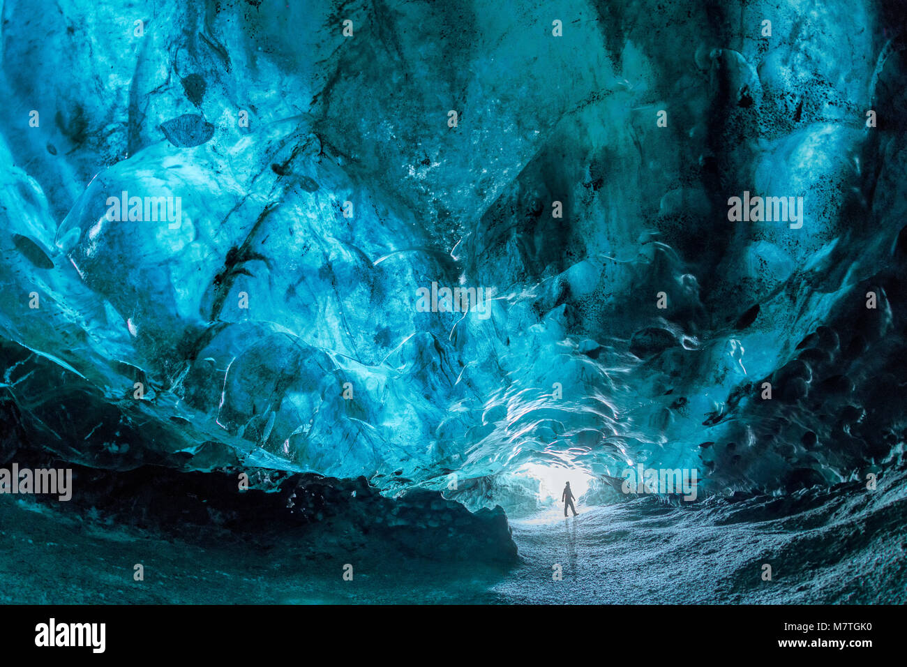 Innenraum eines Blue Ice Cave am Gletscher Vatnajökull, dem größten Gletscher Europas, in der Nähe der Gletschersee Jökulsárlón, Island Stockfoto