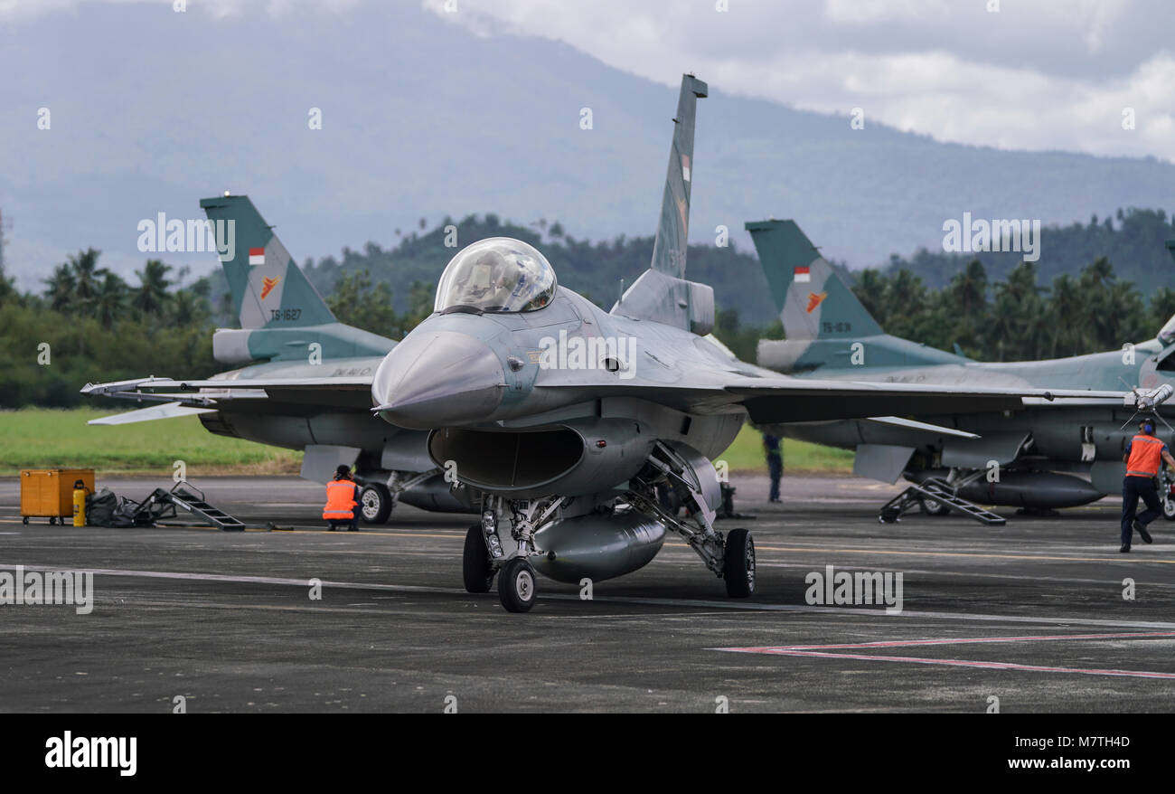 Ein indonesischer Air Force F-16 Fighting Falcon bereitet dem Start während der Übung bewältigen West 18 (CW18) von Sam Ratulangi International Airport, Indonesien, 12. März 2018. CW18 ist ein Pacific Air Forces - geförderte, bilaterale, taktische Kampfflugzeuge Übung für die USA und indonesischen Luftstreitkräfte und wurde entwickelt, um die Interoperabilität zu fördern und auf bereits etablierte Partnerschaften zwischen den Luftwaffen bauen. (U.S. Air Force Foto von Tech. Sgt. Richard Ebensberger) Stockfoto