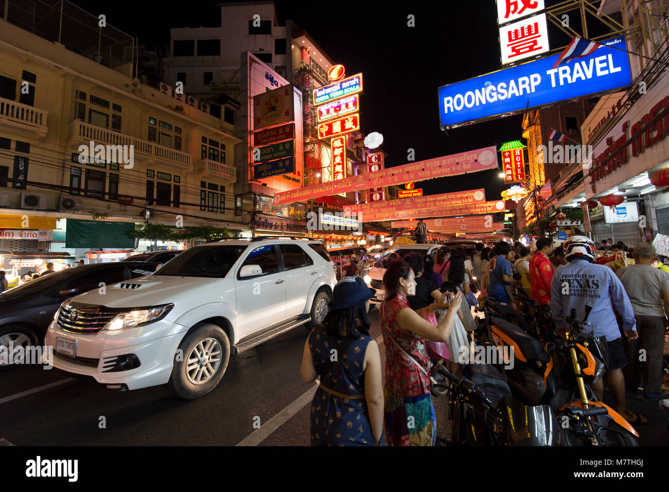 Bangkok - Feb 2016: Nacht Zeit Yaowarat Chinatown von Thailand eine Autos und Menschen auf der Yaowarat Road der Hauptstraße von China Town bei Einkaufen in Ba Stockfoto