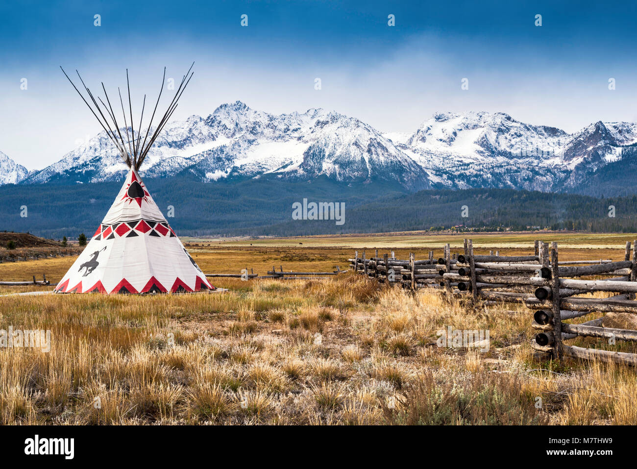 Merritt Peak und Williams Peak unter Schnee im späten Herbst, Sawtooth Mountains, von Ponderosa Pine Scenic Byway, Tipi in der Nähe von Motel in Stanley, Idaho, USA Stockfoto