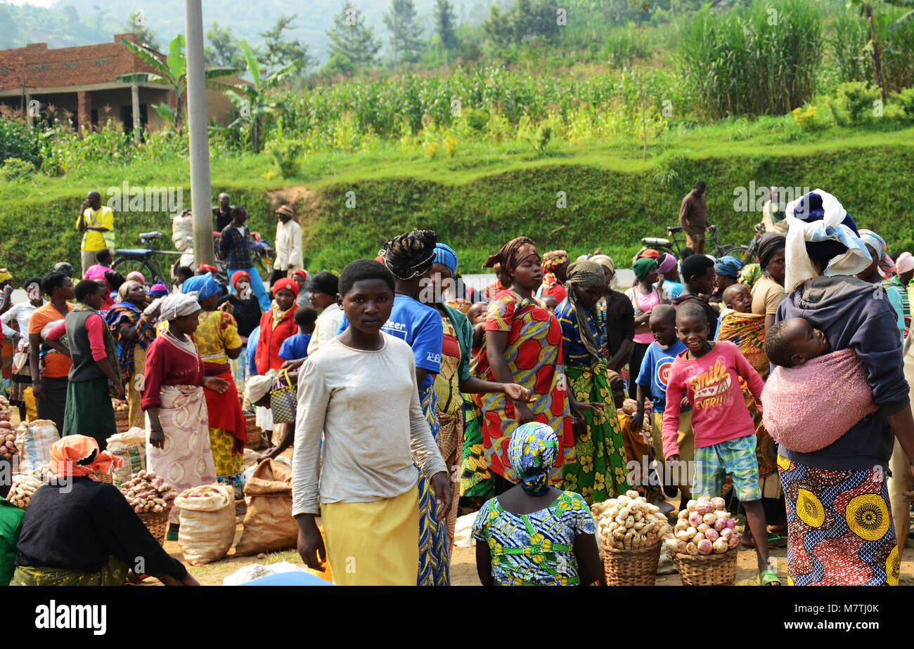 Ein dynamischer Markt im Nordwesten Ruandas. Stockfoto