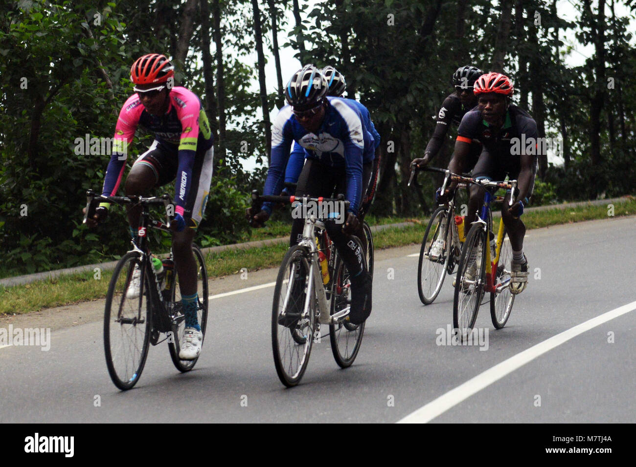 Ruandische Cycling Team üben auf dem hügeligen Straßen von Ruanda. Stockfoto