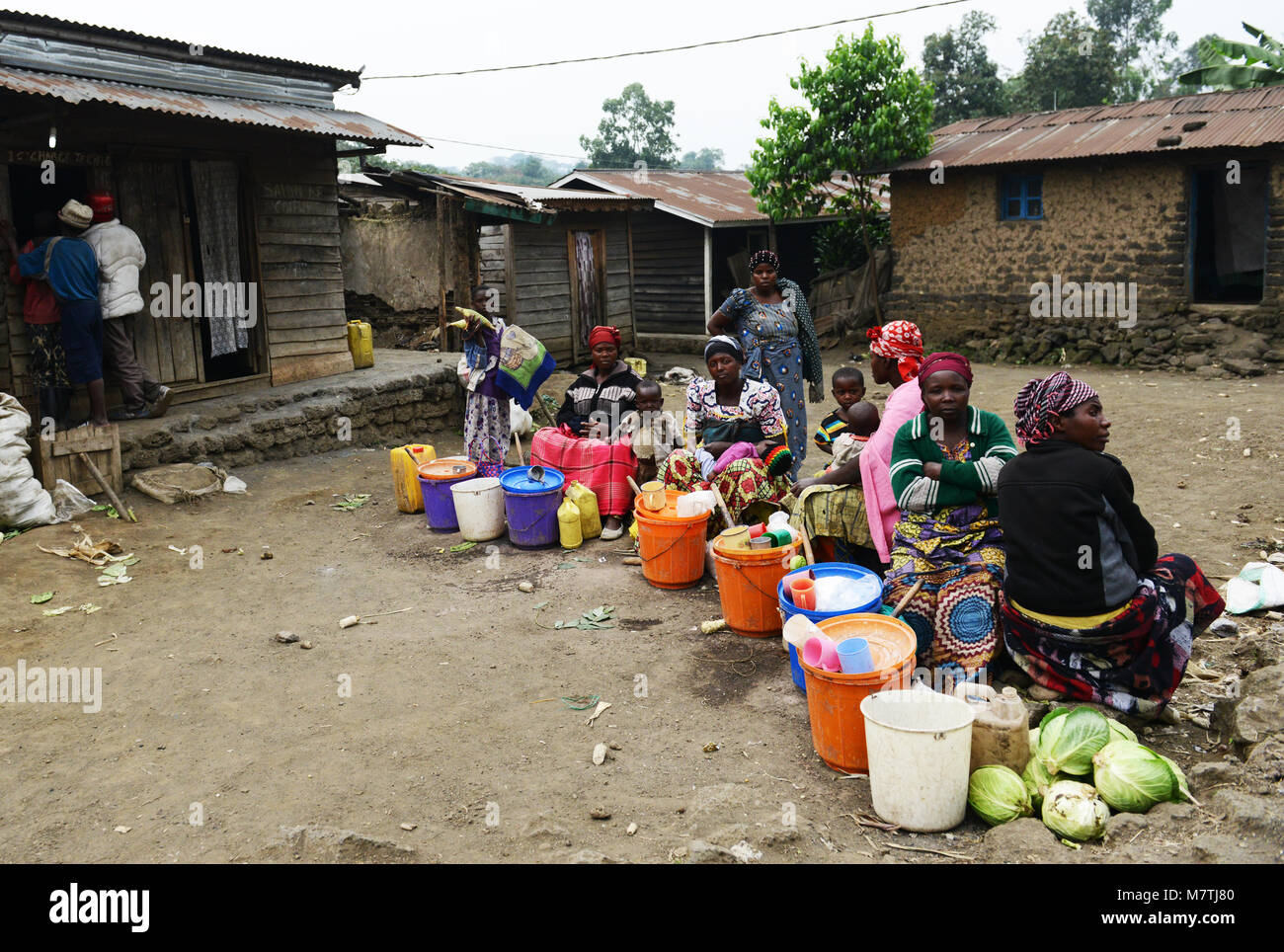 Ein lokaler Markt in einem ländlichen Dorf im Osten der Demokratischen Republik Kongo. Stockfoto