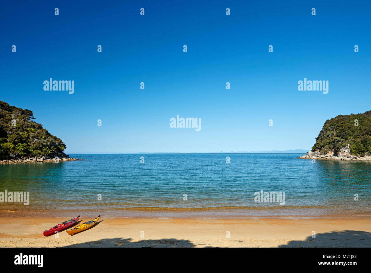 Kajaks, Te Pukatea Bay, Abel Tasman National Park, Nelson, Südinsel, Neuseeland Stockfoto