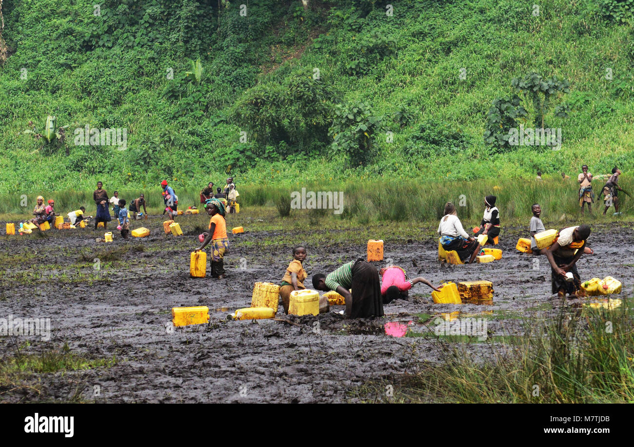 Kongolesische Dorfbewohner füllen ihre von diesem