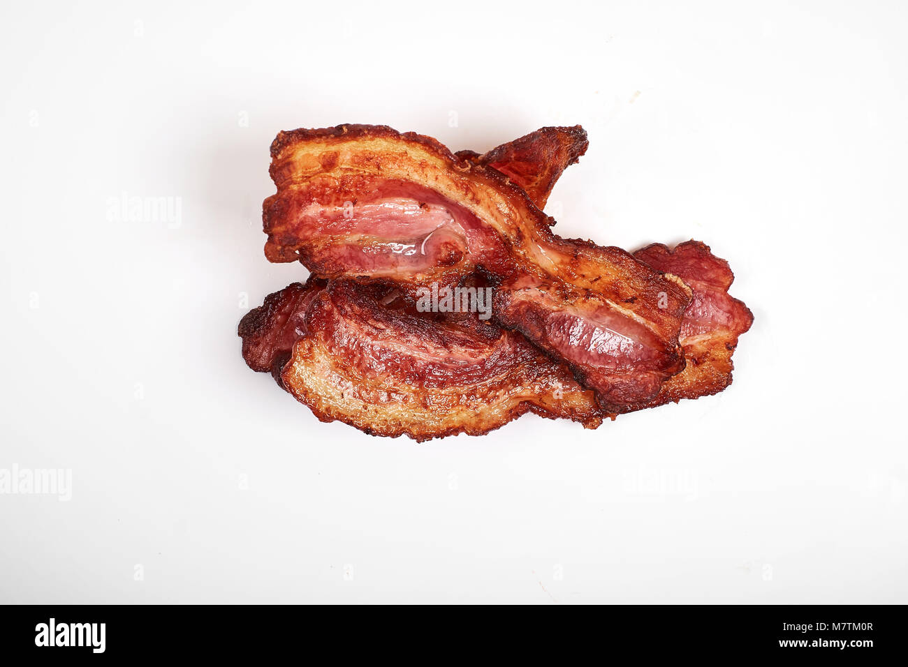 Knusprig gebratener Speck auf einem weißen Hintergrund. Stockfoto