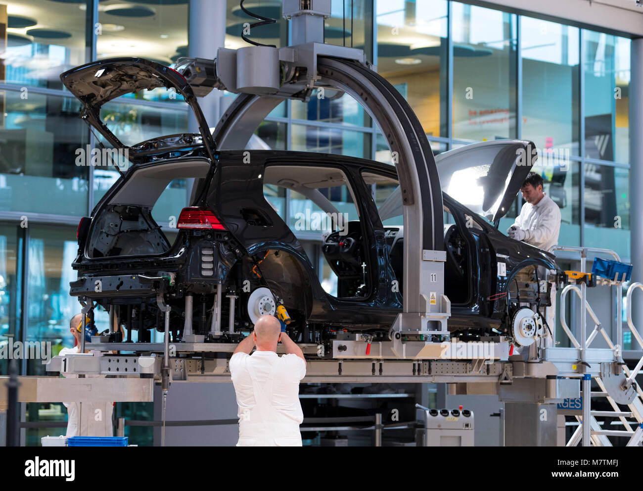 12 März 2018, Deutschland, Dresden Volkswagen Mitarbeiter arbeiten bei