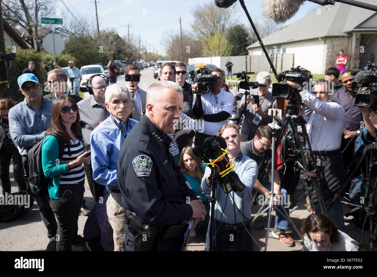 Austin Zwischenzeitspolizei Brian Manley spricht mit den Medien in einer East Austin Nachbarschaft, wo ein drittes Paket Bombe Montag explodierte, dass eine ältere Frau schwer verletzt. Der Vorfall folgten bombenattentate vor zwei Wochen und früheren Montag zwei Menschen getötet. Stockfoto