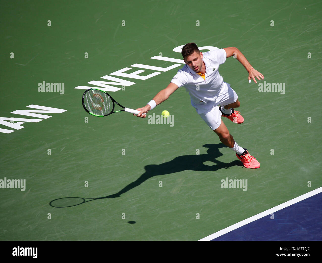 Indian Wells, Kalifornien, USA. 12. März, 2018. März 12, 2018 Filip Krajinovic (SRB) liefert einen Schuß gegen Roger Federer (SUI) während der BNP Paribas Open in Indian Wells Tennis Garden, Indian Wells, CA. Charles Baus/CSM Credit: Cal Sport Media/Alamy leben Nachrichten Stockfoto