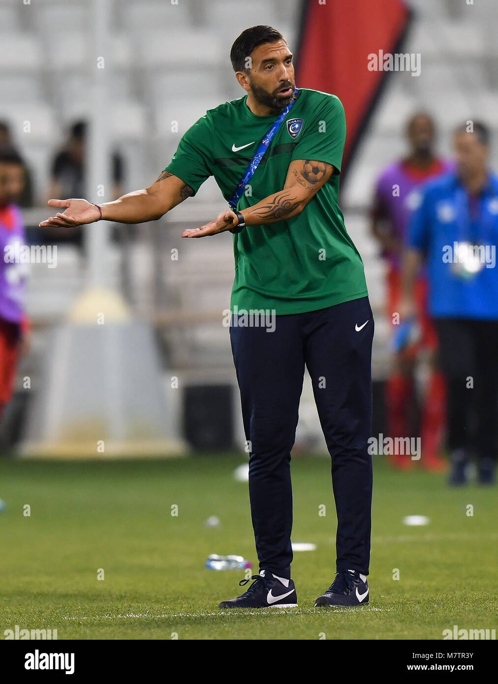 (180313) - Doha, 13. März 2018 (Xinhua) - der al-hilal Head Coach Juan Ignacio Braun reagiert während der AFC Champions League Gruppe D Fußballspiel zwischen Katar und Saudi-Arabien Al-Rayyan Al-Hilal FC am Jassim Bin Hamad Stadion in Doha, Hauptstadt von Katar, 12. März 2018. Katar Al-Rayyan gewann 2-1. (Xinhua / Nikku) Stockfoto